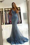 Hermoso vestido de fiesta largo de sirena con escote en V, apliques de encaje y tul sin espalda