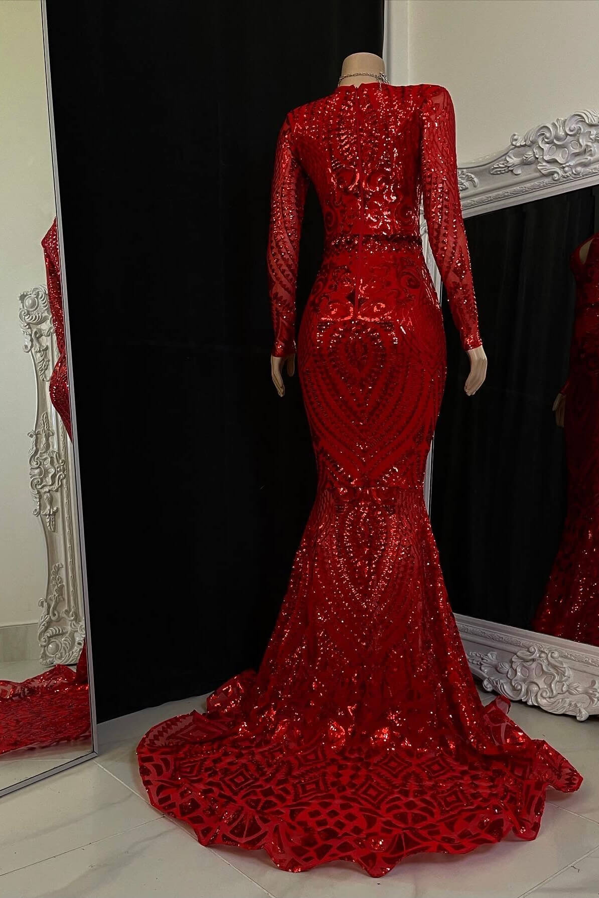 Hermoso vestido de fiesta largo de sirena con escote en V y mangas largas