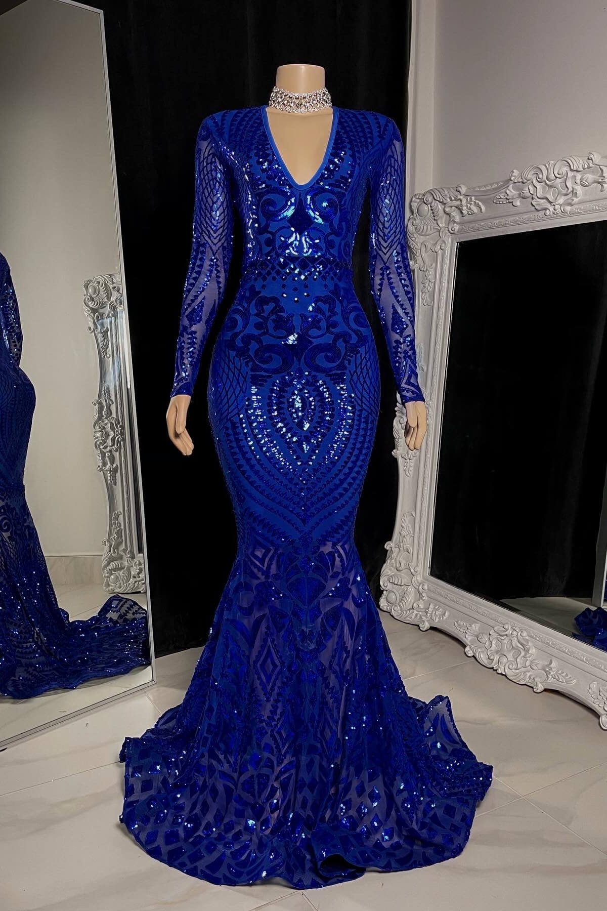 Hermoso vestido de fiesta largo de sirena con escote en V y mangas largas