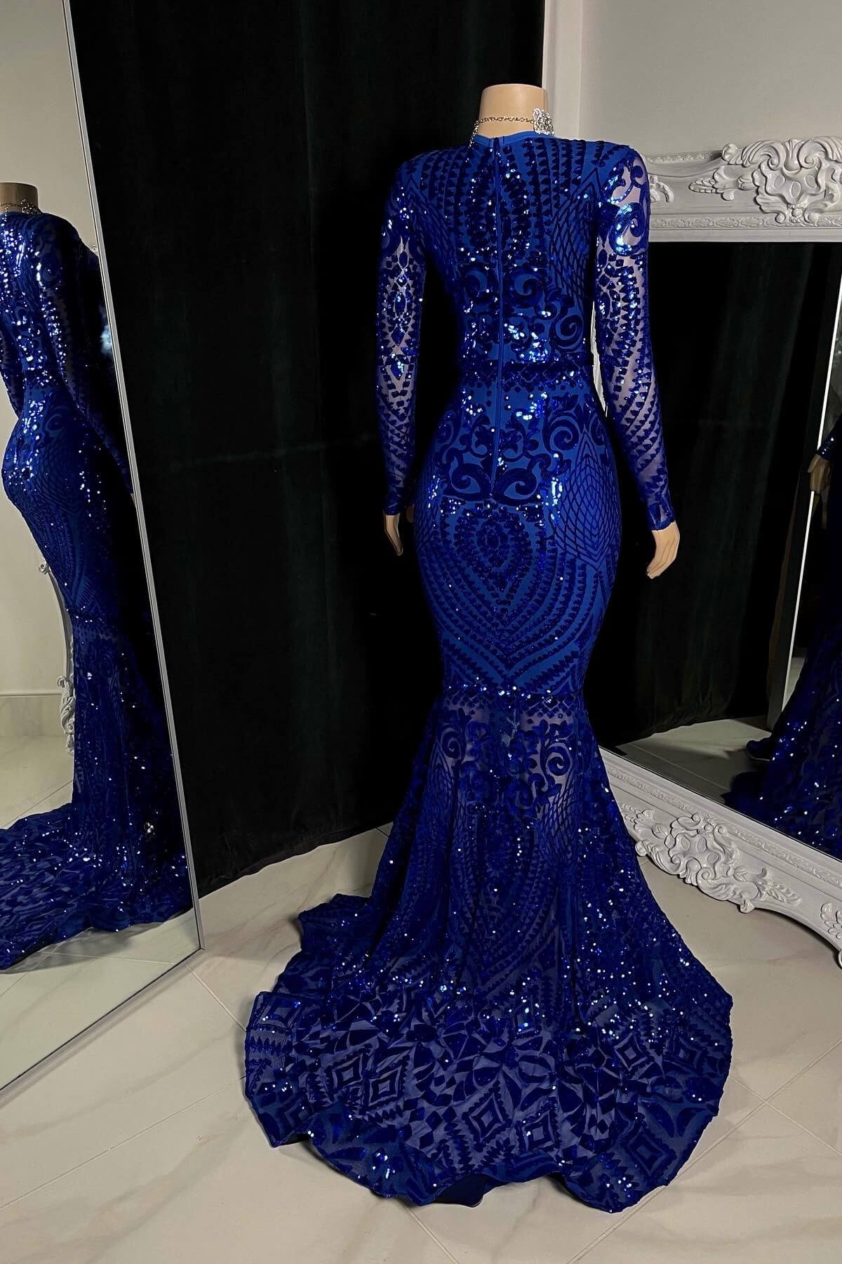 Hermoso vestido de fiesta largo de sirena con escote en V y mangas largas