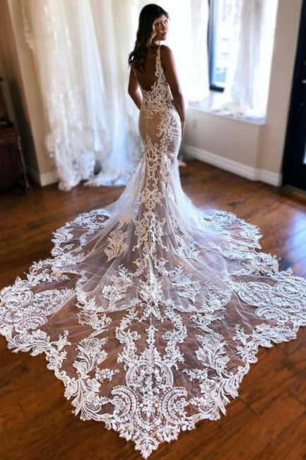 Hermoso vestido de novia largo de sirena con escote en V, sin mangas, de encaje, sin espalda y con cola
