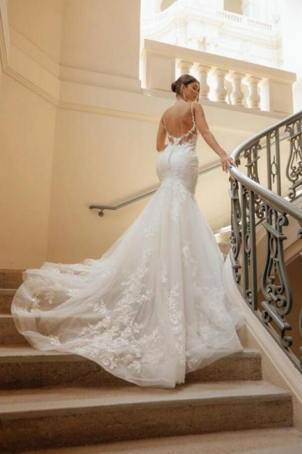 Hermosos vestidos de novia largos de sirena con escote en V y tirantes finos con encaje