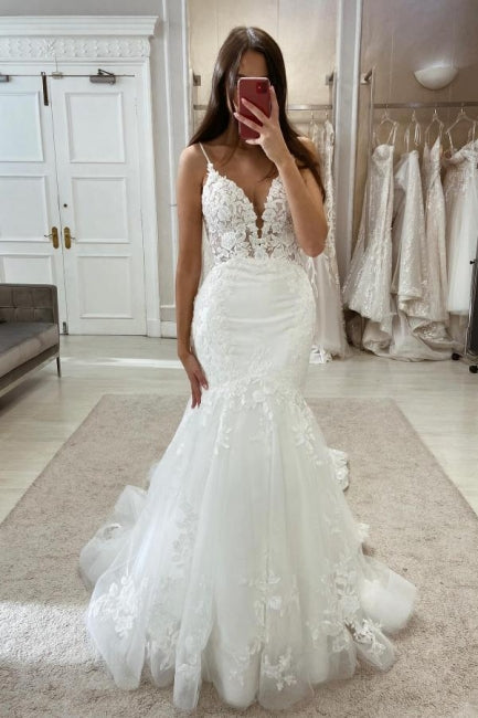 Wunderschönes langes Meerjungfrau-Brautkleid mit V-Ausschnitt und Spaghettiträgern und Spitze