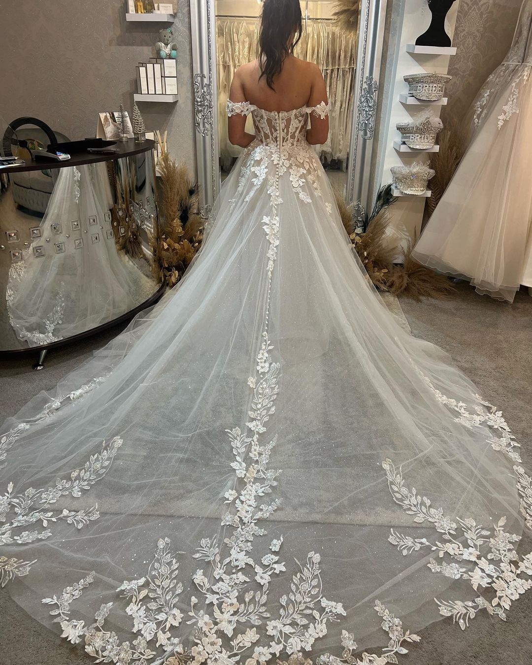 Hermoso vestido de novia largo con hombros descubiertos, corte A, apliques y cola