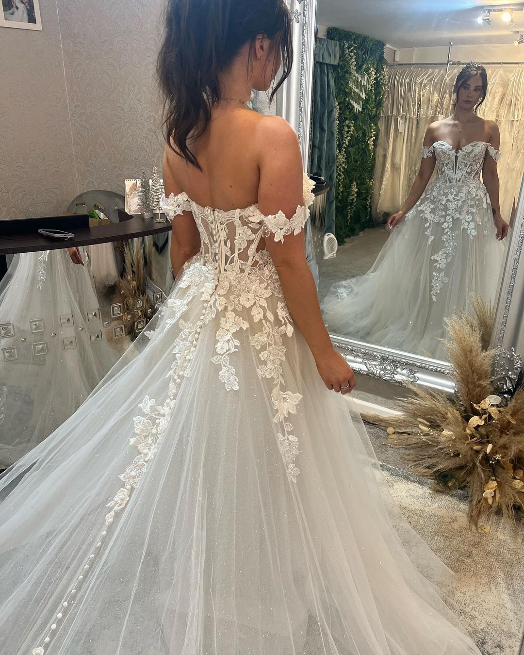 Hermoso vestido de novia largo con hombros descubiertos, corte A, apliques y cola