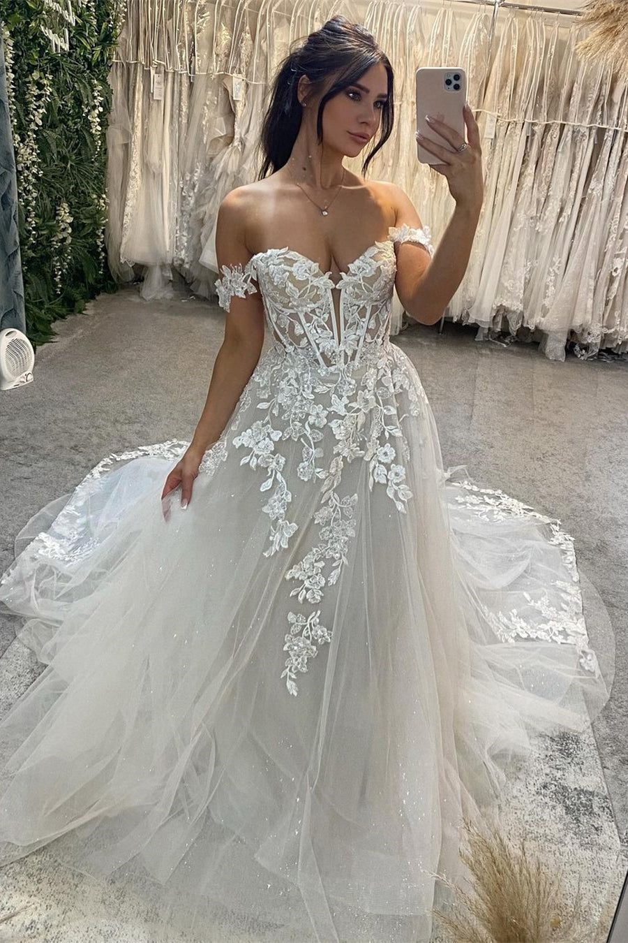 Hermoso vestido de novia largo con hombros descubiertos, corte A, apliques y cola
