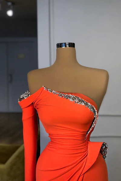 Hermoso vestido de fiesta largo de satén con hombros descubiertos y manga larga