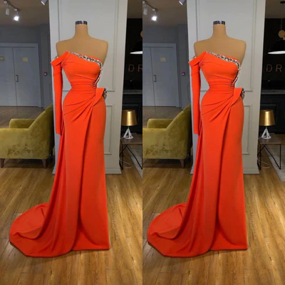 Hermoso vestido de fiesta largo de satén con hombros descubiertos y manga larga