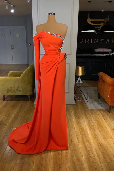 Hermoso vestido de fiesta largo de satén con hombros descubiertos y manga larga