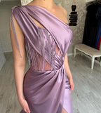 Hermoso vestido de fiesta largo morado de un solo hombro, sin mangas, con cuentas y abertura