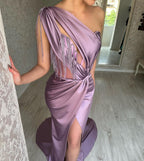 Hermoso vestido de fiesta largo morado de un solo hombro, sin mangas, con cuentas y abertura