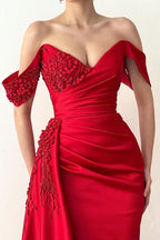 Wunderschönes langes rotes schulterfreies Spitzen-Ballkleid im Meerjungfrauenstil
