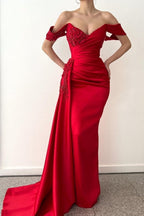 Wunderschönes langes rotes schulterfreies Spitzen-Ballkleid im Meerjungfrauenstil