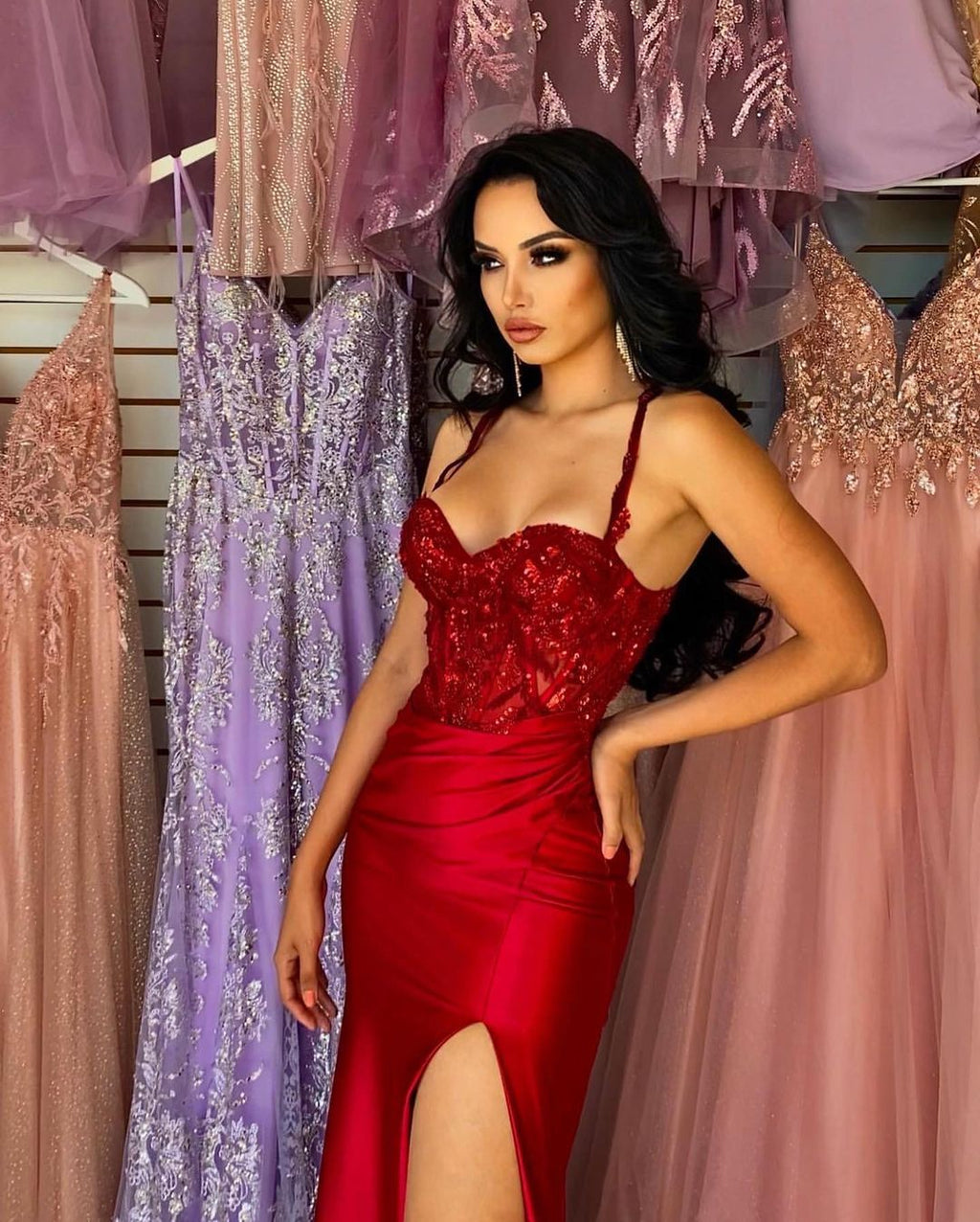 Hermoso vestido de fiesta largo rojo con tirantes finos, encaje con lentejuelas, sin mangas y abertura