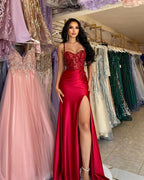 Hermoso vestido de fiesta largo rojo con tirantes finos, encaje con lentejuelas, sin mangas y abertura