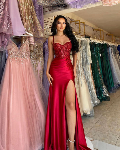 Wunderschönes langes rotes ärmelloses Ballkleid mit Spaghettiträgern, Paillettenspitze und Schlitz