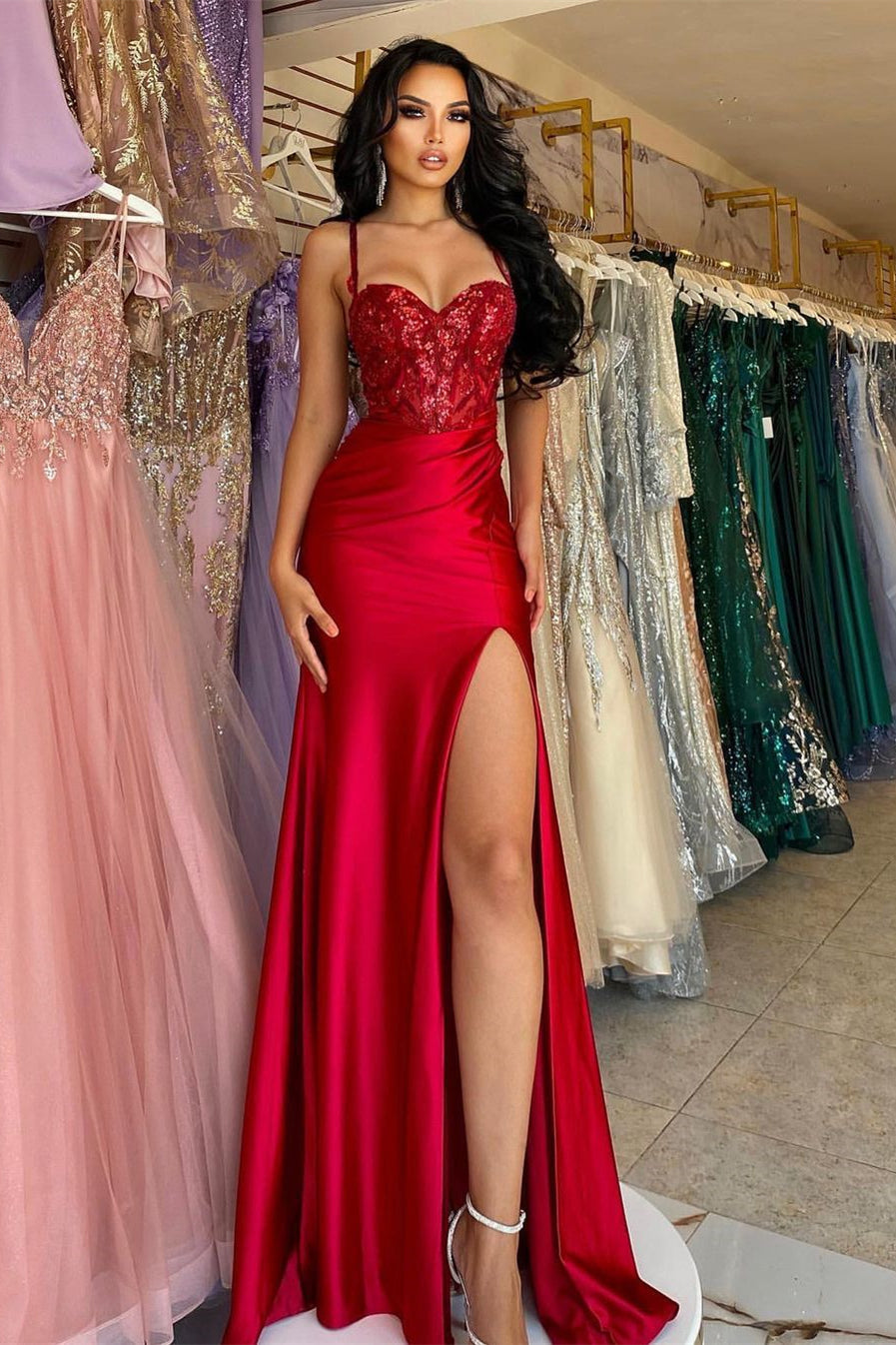 Hermoso vestido de fiesta largo rojo con tirantes finos, encaje con lentejuelas, sin mangas y abertura