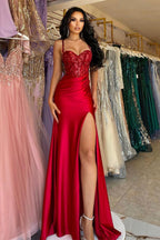 Hermoso vestido de fiesta largo rojo con tirantes finos, encaje con lentejuelas, sin mangas y abertura