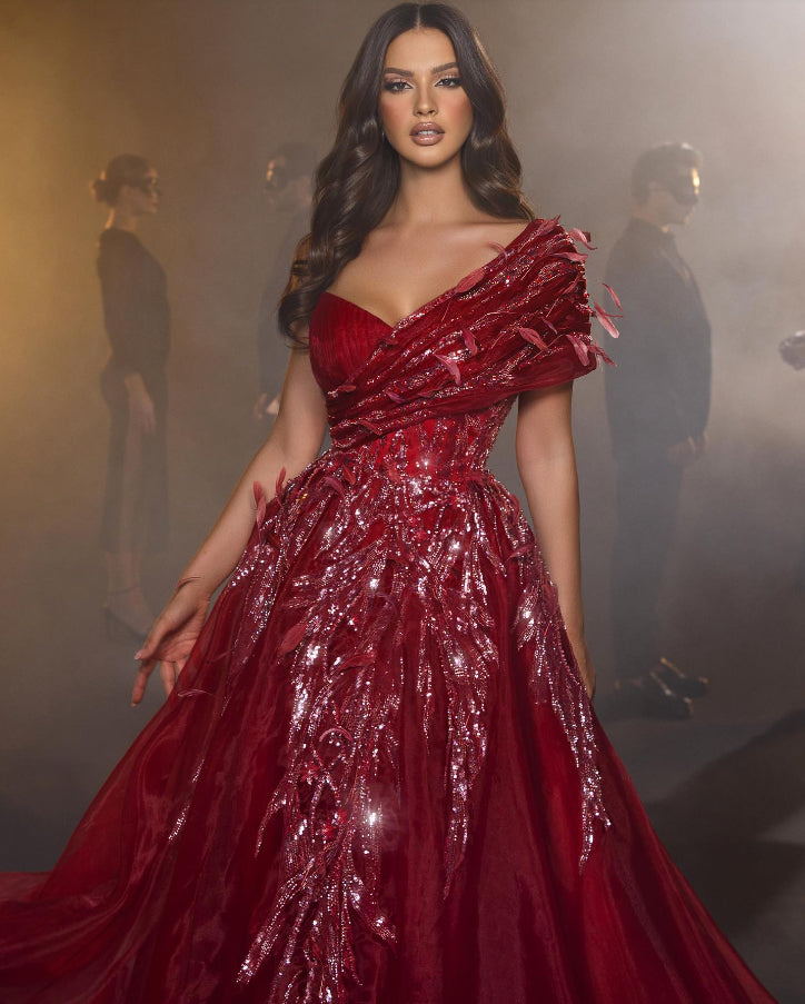 Wunderschönes langes rotes A-Linien-Ballkleid mit Herzausschnitt und Feder
