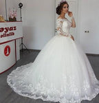 Wunderschönes schulterfreies Prinzessinnen-Brautkleid mit langen Ärmeln und Applikationen