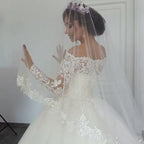 Wunderschönes schulterfreies Prinzessinnen-Brautkleid mit langen Ärmeln und Applikationen