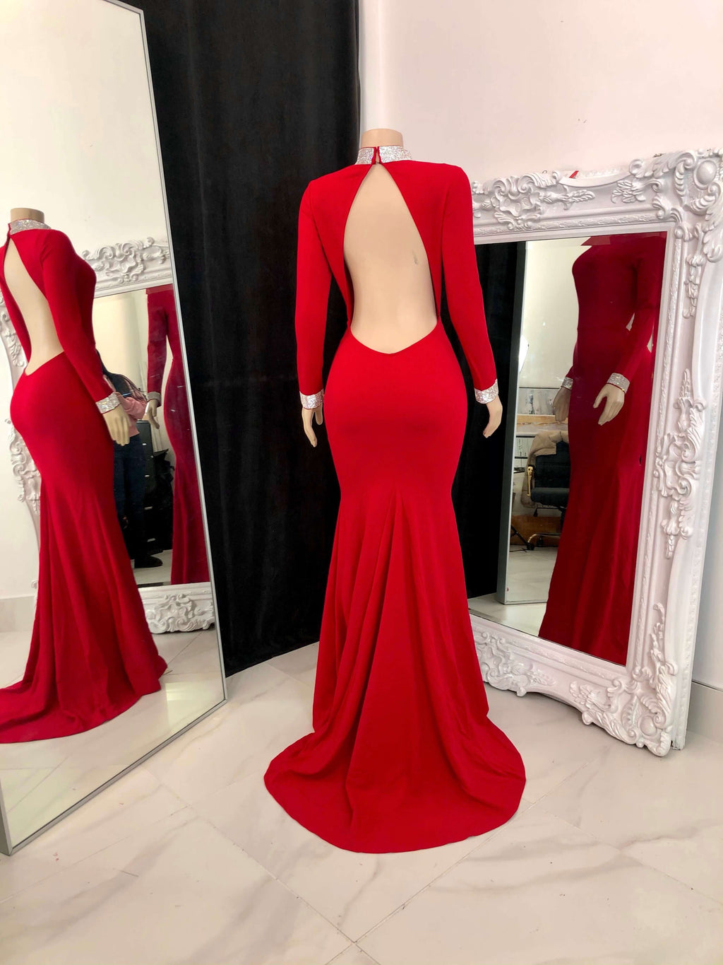 Wunderschönes rückenfreies Meerjungfrau-Ballkleid mit hohem Halsausschnitt und langen Ärmeln