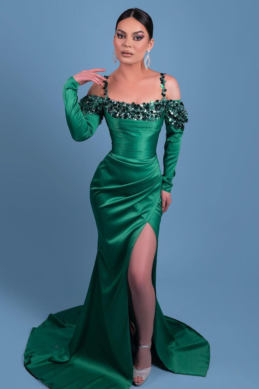 Hermosos vestidos de fiesta de sirena de satén verde espagueti largos con manga larga