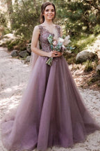 Hermoso vestido de fiesta largo de tul con escote en V y corte A