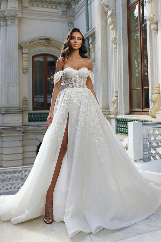 Wunderschönes langes weißes A-Linien-Brautkleid mit schulterfreiem Spitzenblumenmuster und Schlitz