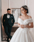 Hermoso vestido de novia largo blanco de corte A, sin mangas, con hombros descubiertos y encaje