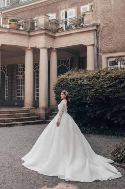 Wunderschönes langes weißes A-Linien-Brautkleid aus Spitze mit quadratischem Ausschnitt und langen Ärmeln