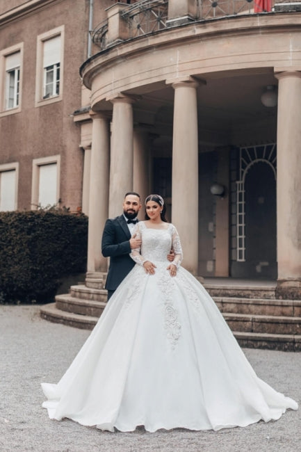 Wunderschönes langes weißes A-Linien-Brautkleid aus Spitze mit quadratischem Ausschnitt und langen Ärmeln
