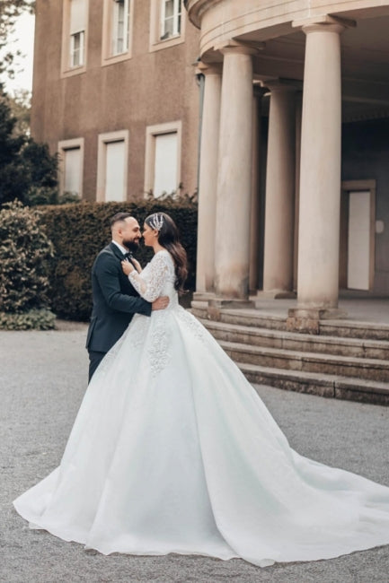 Wunderschönes langes weißes A-Linien-Brautkleid aus Spitze mit quadratischem Ausschnitt und langen Ärmeln