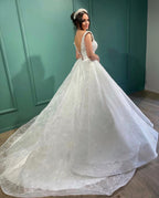 Wunderschönes langes weißes A-Linien-Brautkleid mit V-Ausschnitt und Spitze