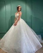 Wunderschönes langes weißes A-Linien-Brautkleid mit V-Ausschnitt und Spitze