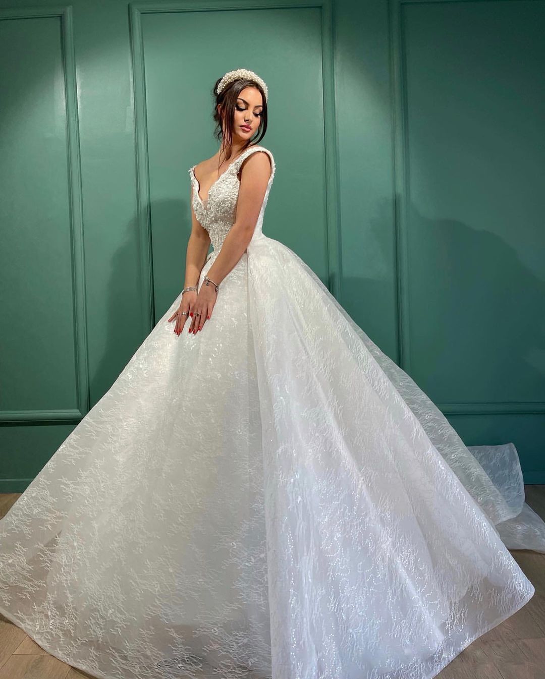Wunderschönes langes weißes A-Linien-Brautkleid mit V-Ausschnitt und Spitze