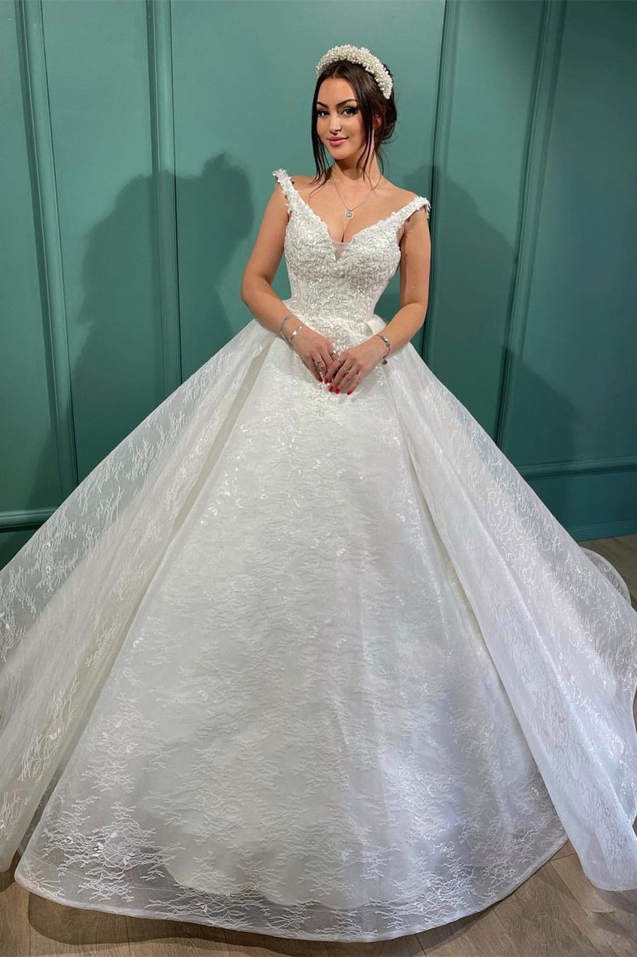Wunderschönes langes weißes A-Linien-Brautkleid mit V-Ausschnitt und Spitze