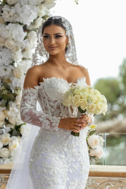 Wunderschönes langes weißes Meerjungfrau-Brautkleid mit schulterfreiem Spitzen-Glitzer und langen Ärmeln