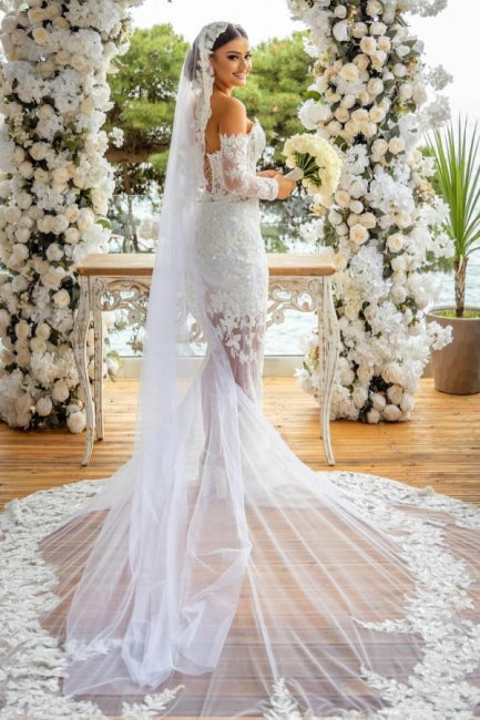 Wunderschönes langes weißes Meerjungfrau-Brautkleid mit schulterfreiem Spitzen-Glitzer und langen Ärmeln
