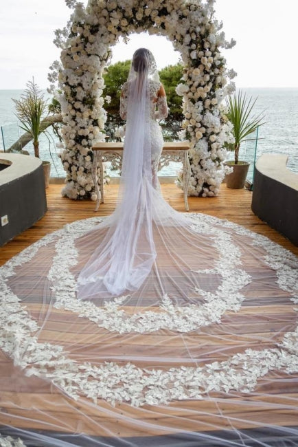 Wunderschönes langes weißes Meerjungfrau-Brautkleid mit schulterfreiem Spitzen-Glitzer und langen Ärmeln