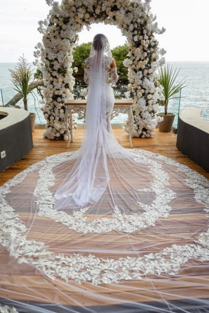 Wunderschönes langes weißes Meerjungfrau-Brautkleid mit schulterfreiem Spitzen-Glitzer und langen Ärmeln
