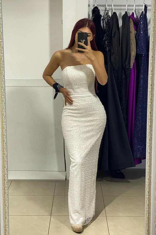 Wunderschönes langes weißes trägerloses ärmelloses Meerjungfrau-Ballkleid mit Perlen