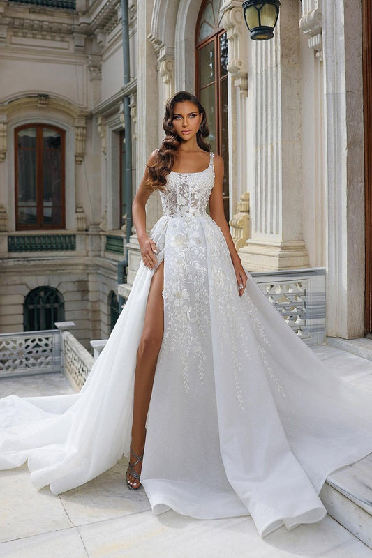 Wunderschönes langes weißes A-Linien-Brautkleid aus ärmelloser Spitze mit Trägern und Schlitz