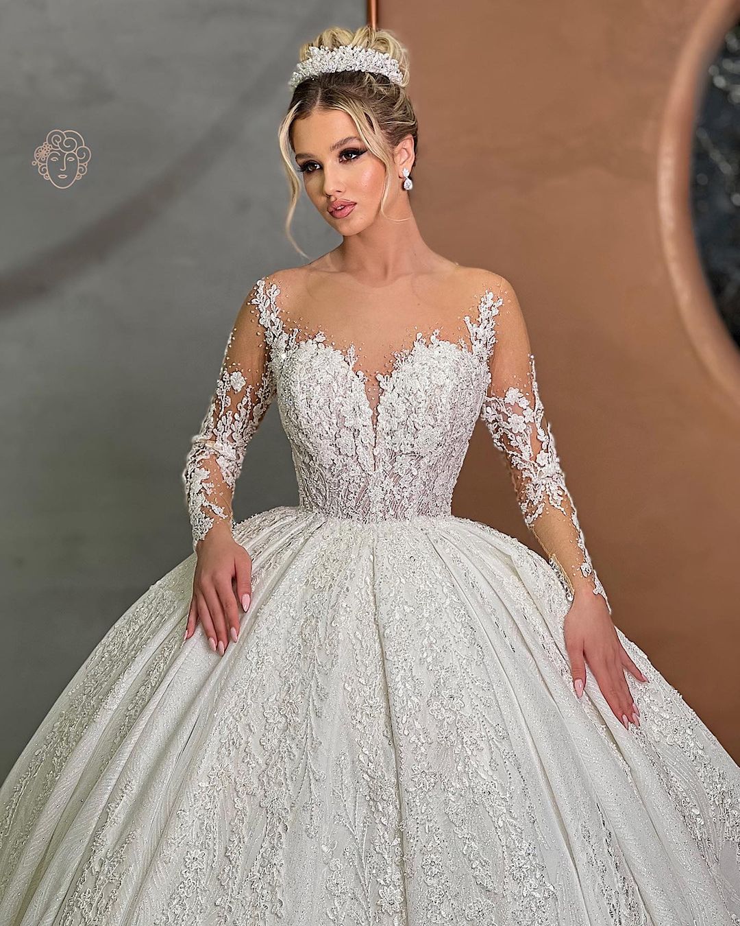 Wunderschönes langes weißes Brautkleid im Ballkleid-Stil mit Herzausschnitt