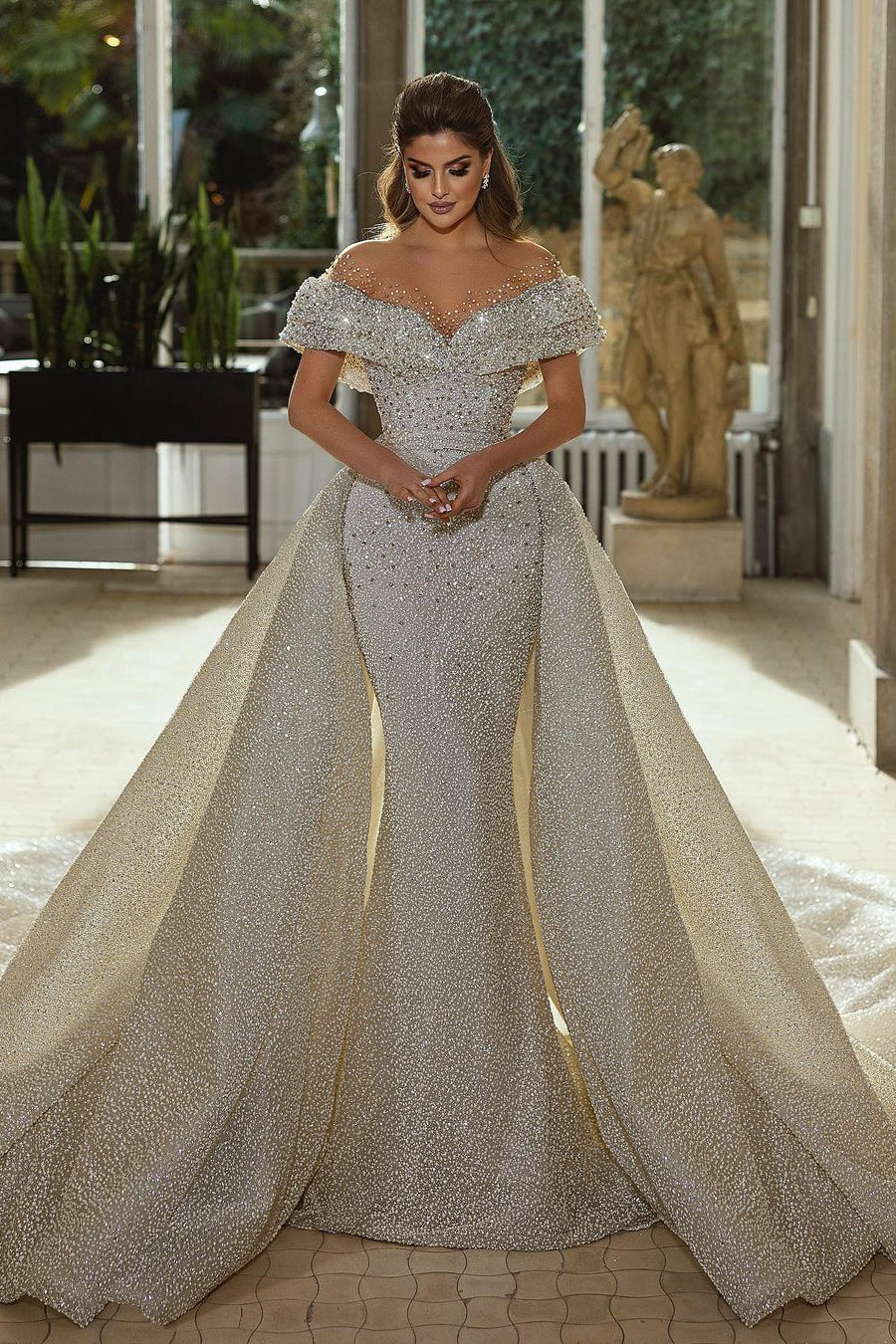 Hermosos vestidos de novia con retrato de sirena en panel y cuentas