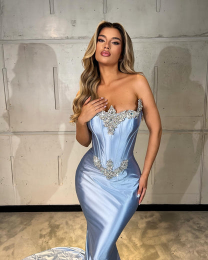 Hermoso vestido de fiesta largo sin mangas con escote sirena de satén y diamantes de imitación