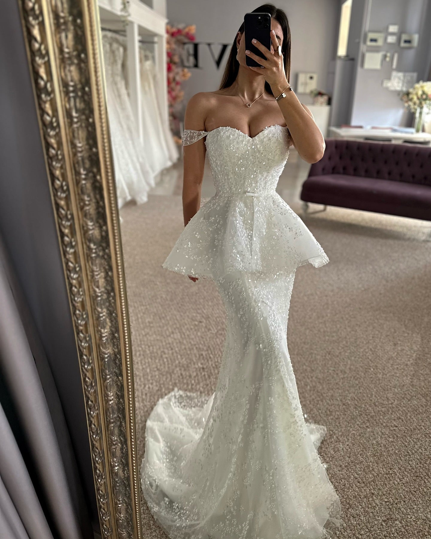 Hermosos vestidos de novia blancos sin mangas con escote corazón, de tul y encaje, con apliques.