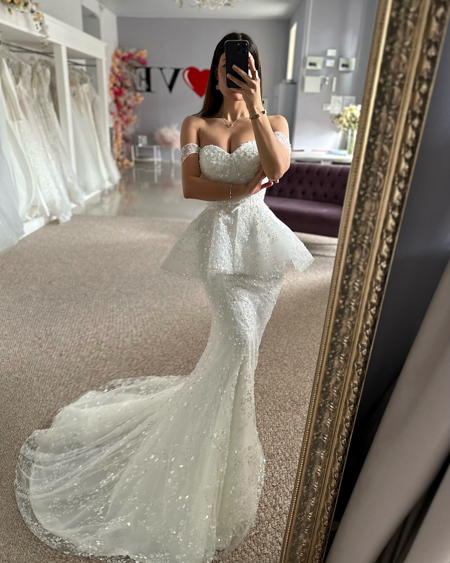 Hermosos vestidos de novia blancos sin mangas con escote corazón, de tul y encaje, con apliques.
