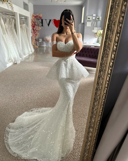 Hermosos vestidos de novia blancos sin mangas con escote corazón, de tul y encaje, con apliques.