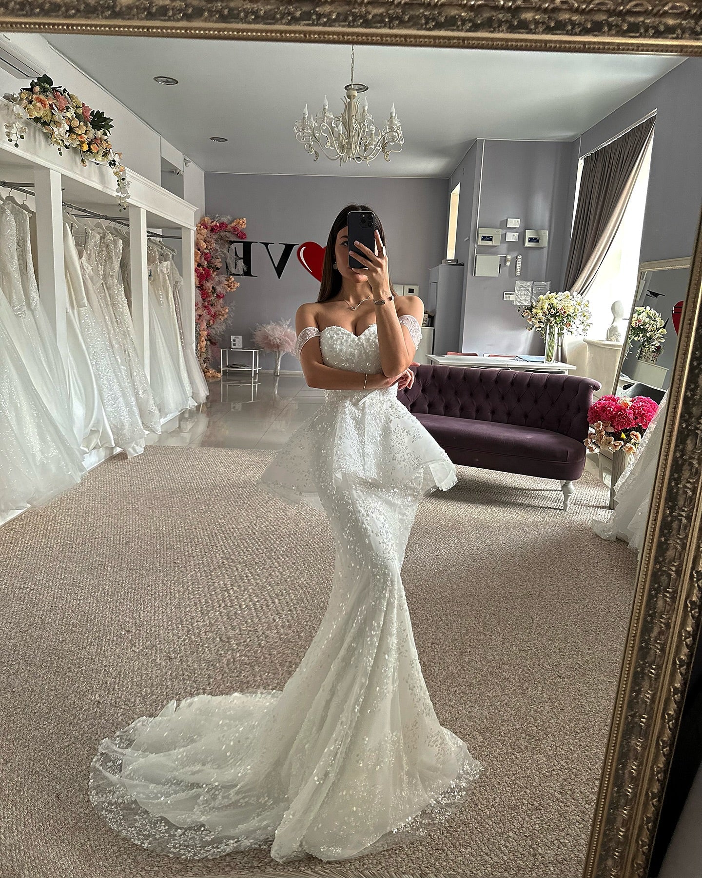 Hermosos vestidos de novia blancos sin mangas con escote corazón, de tul y encaje, con apliques.